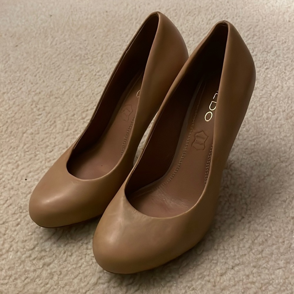 Aldo pumps like new